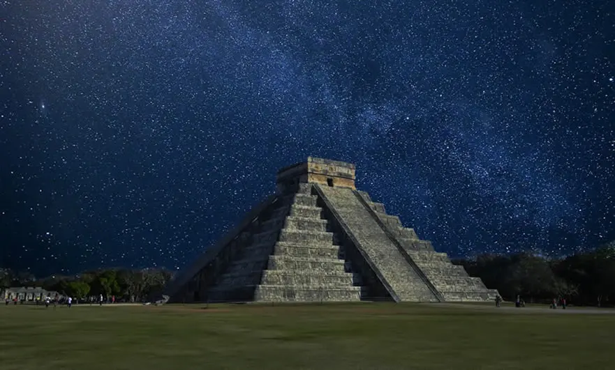 La pyramide Maya de Kukulkan du site de Chichen Itza, Mexique.