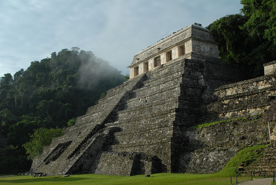Le temple des inscriptions du site maya de Palenque