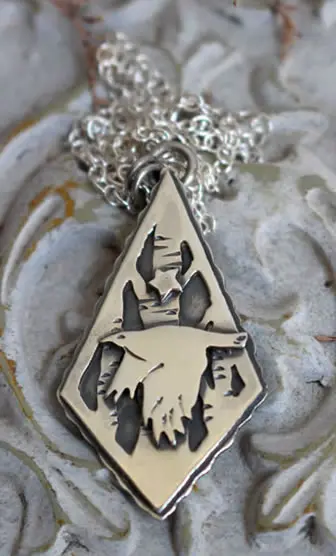 Pendentif instinct avec un corbeau, portant en lui la puissance des dieux de la guerre et de la chasse