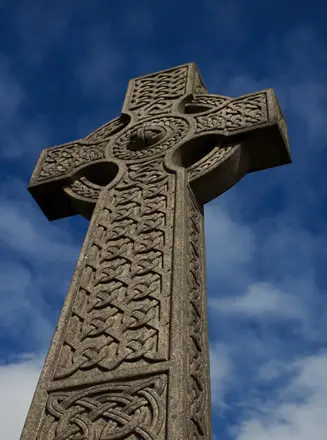 Croix celtique symbole celte en pierre sculptée