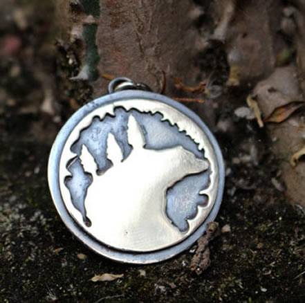 Pendentif collier Je suis chez moi partout... avec un ours,  qui incarnait les qualités de force, de courage, d’invincibilité et de virilité chez les celtes