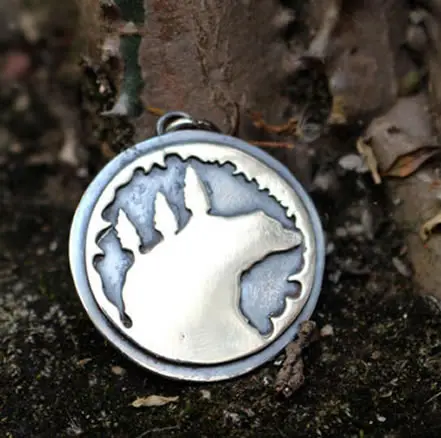 Pendentif collier Je suis chez moi partout... avec un ours, qui incarnait les qualités de force, de courage, d’invincibilité et de virilité chez les celtes