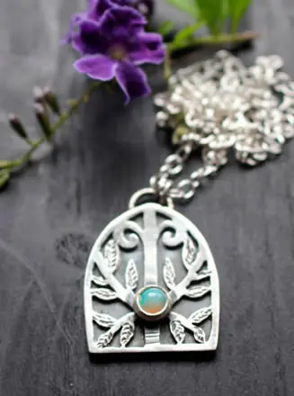 Pendentif gardien de la forêt figurant une porte vers le sanctuaire celte ou l’autre monde