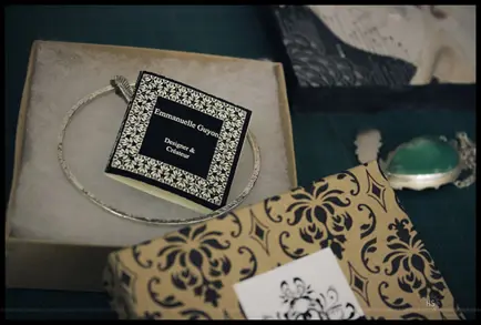 Préparation du paquet de bijoux pour l’envoi.