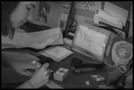 Ecriture de l’adresse pour l’envoi du colis de bijoux.