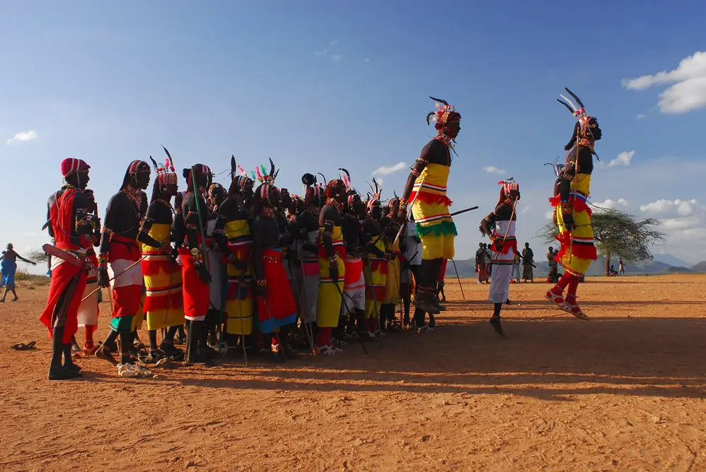 Danse et costumes traditionnels d’une tribu africaine
