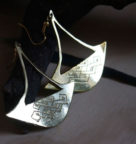 boucles d’oreilles africaines réalisées sur le modèle d’une hache Katanga