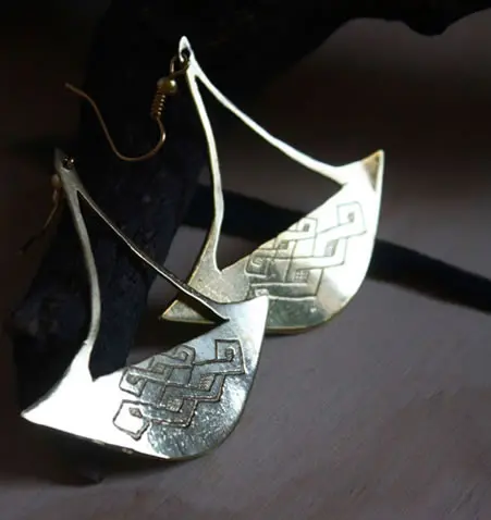 Boucles d’oreilles africaines réalisées sur le modèle d’une hache Katanga