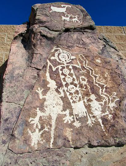 Pétroglyphe amérindien de Coso Range en Californie
