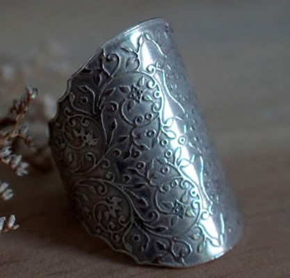 Bague en argent d’arabesque de lierres rappelant le style baroque