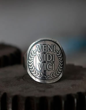 Bague gravée de la citation Veni Vidi Vici de Jules César