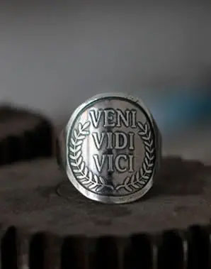 Bague gravée de la citation Veni Vidi Vici de Jules César