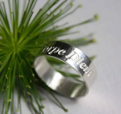 Bague gravée de la célébre citation Carpe Diem
