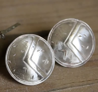 boutons de manchette reproduisant le bouclier spartiate