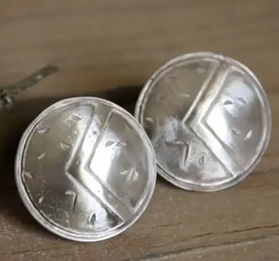 Boutons de manchette reproduisant le bouclier spartiate