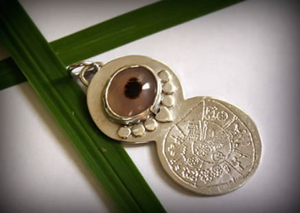 Pendentif en argent représentant le disque de Phaistos