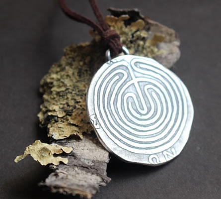 Collier Le labyrinthe de Cnossos réalisé à partir d’une monnaie émise par la cité de Cnossos en crête