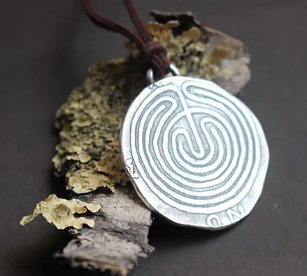 Collier Le labyrinthe de Cnossos réalisé à partir d’une monnaie émise par la cité de Cnossos en Crète