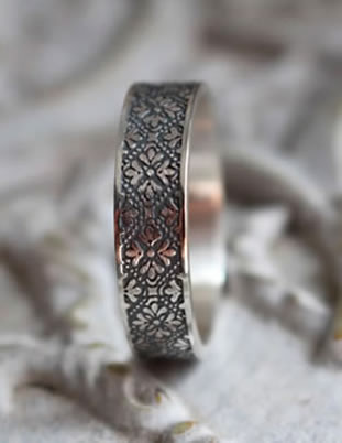 Bague en argent dont le style évoque la période médiévale