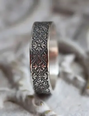 Bague médiévale en argent avec motif de fleur de lys