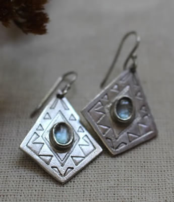 Boucles d’oreilles montrant un diamant mexicain, un type de grecque géométrique typique
