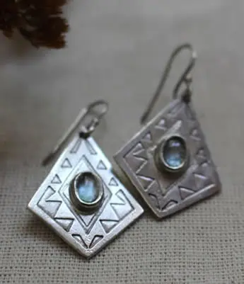 Boucles d’oreilles montrant un diamant mexicain, un type de grecque géométrique typique