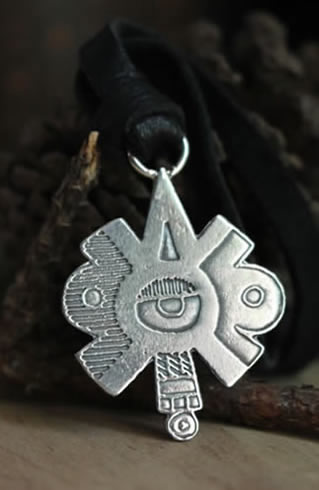 Collier utilisant le glyphe du codex Bordonicus