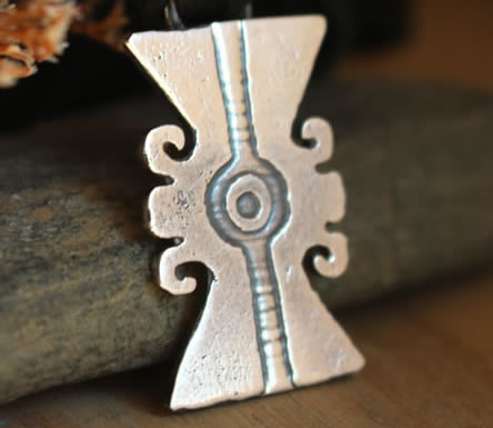 Collier ollin montrant une des représentations du glyphe aztèque signifiant mouvement