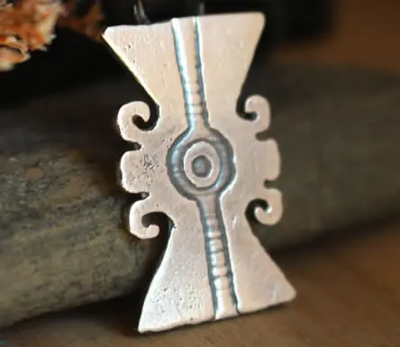 Collier ollin montrant une des représentations du glyphe aztèque signifiant mouvement