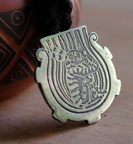 Collier le lapin sur la lune qui reprend un dessin aztèque de la déesse Metztli