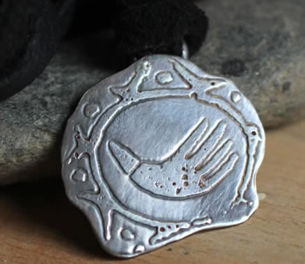 Collier main olmèque qui reprend le tracé d’un sceau
