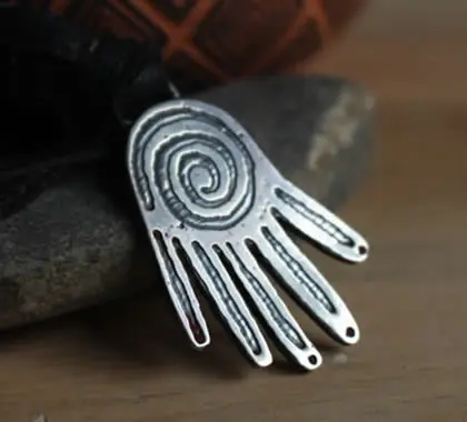 Collier pouvoir créateur réalisé à partir d’un sceau olmèque