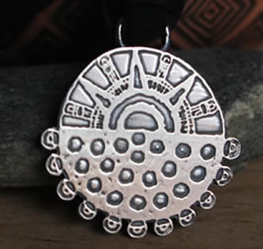 Collier éclipse qui reprend le motif aztèque du soleil et de la nuit