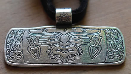 Collier xochipilli réalisé a partir d’un tambour aztèque qui montre le dieu de la musique