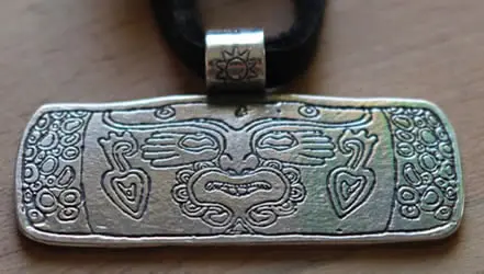 Collier xochipilli réalisé à partir d’un tambour aztèque qui montre le dieu de la musique