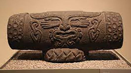 Teponaxtle ou tambour aztèque avec le dieu de la musique Xochipilli