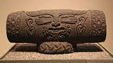 Teponaztli ou tambour aztèque avec le dieu de la musique Xochipilli