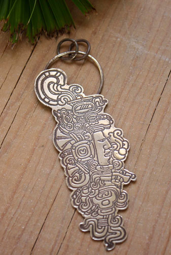 Pendentif quiquiztli qui montre le visage d’un dirigeant maya