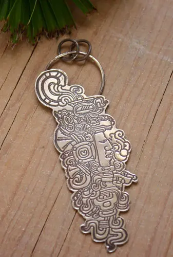Pendentif quiquiztli qui montre le visage d’un dirigeant maya