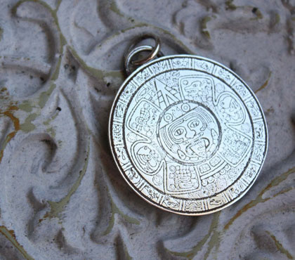 Pendentif Mésoamérique qui reprend le coeur de la pierre du soleil des aztèques