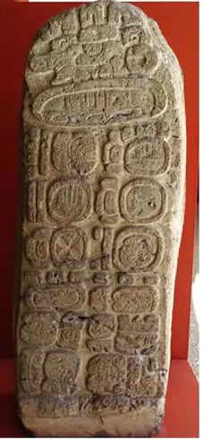 Exemple de stèle Maya montrant le même modèle que nous avons utilisé pour nos bijoux (Uaxactun, Guatemala)