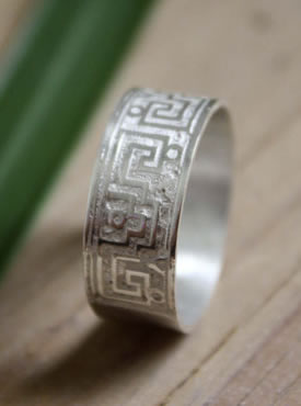 Bague serpiente de agua avec des grecques pouvant representer des yeux