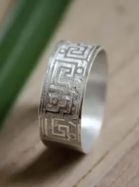 Bague serpiente de agua avec des grecques pouvant representer des yeux