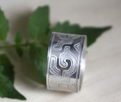Bague mexicaine Ga Yixe avec un motif de grecques mexicaines tout en courbes