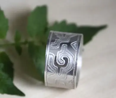 Bague mexicaine Ga Yixe avec un motif de grecques mexicaines tout en courbes