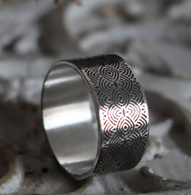 Bague en argent de spirales rappelant les pierres gravées du néolithique