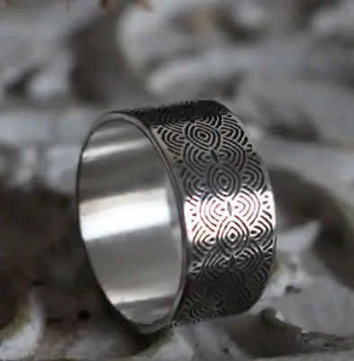 Bague en argent de spirales rappelant les pierres gravées du néolithique