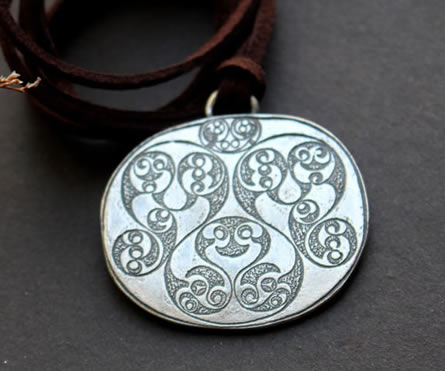 Collier miroir de Desborough réalisé à partir du dos du fameux miroir celtique anglais