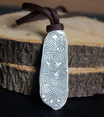Collier La pierre gardienne de New grange qui reprend le motif de la pierre néolithique