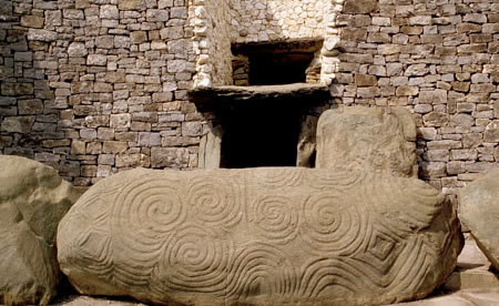 La pierre placée a l’entrée du Cairn de New Grange